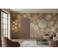 Wohnzimmer mit Innentür und blumiger Tapete, Sessel, Couchtisch und Stehleuchte in modernem Einrichtungsstil mit Fischgrätparkettboden.