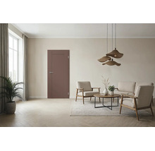 Eine braune Innentür in einem hellen, modern eingerichteten Wohnzimmer mit Sitzgruppe, Holztisch und dekorativen Hängeleuchten.