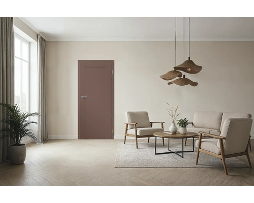 Eine braune Innentür in einem hellen, modern eingerichteten Wohnzimmer mit Sitzgruppe, Holztisch und dekorativen Hängeleuchten.