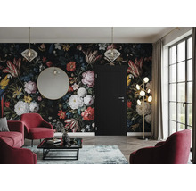 Modernes Wohnzimmer mit dunkler Blumengliederung, schwarzer Zimmertür, roten Sesseln und elegantem Dekor.
