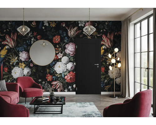 Modernes Wohnzimmer mit dunkler Blumengliederung, schwarzer Zimmertür, roten Sesseln und elegantem Dekor.