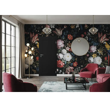 Wohnzimmer mit schwarzer Innentür, florale Mustertapete, rote Sessel und Couchtisch in modernem, elegantem Design.