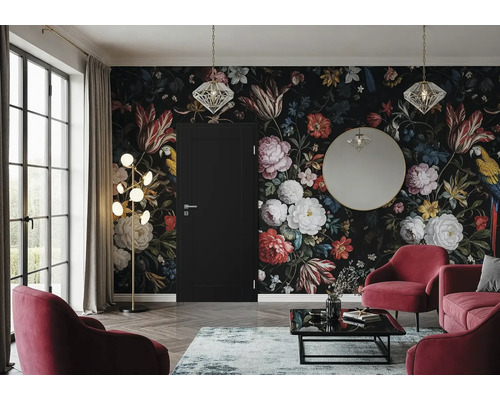 Wohnzimmer mit schwarzer Innentür, florale Mustertapete, rote Sessel und Couchtisch in modernem, elegantem Design.