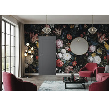 Eine elegante graue Innentür in einem modern eingerichteten Wohnzimmer mit dunkler Blumenmustertapete und roten Polstermöbeln.