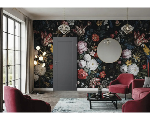 Eine elegante graue Innentür in einem modern eingerichteten Wohnzimmer mit dunkler Blumenmustertapete und roten Polstermöbeln.