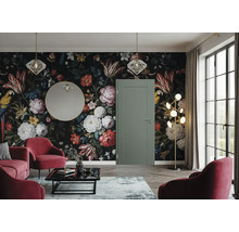 Moderne Zimmertür in Graugrün vor einer floralen Blumentapete in einem stilvoll eingerichteten Wohnzimmer mit roten Sesseln.