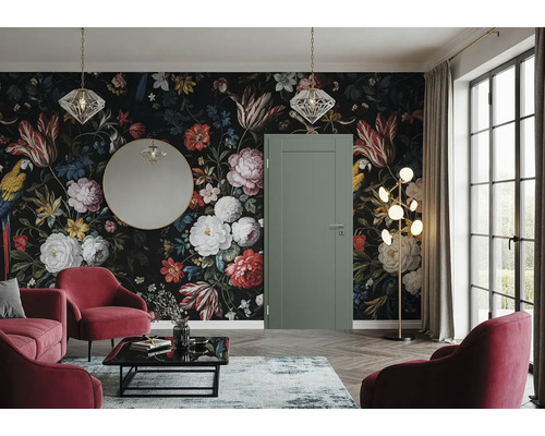 Moderne Zimmertür in Graugrün vor einer floralen Blumentapete in einem stilvoll eingerichteten Wohnzimmer mit roten Sesseln.