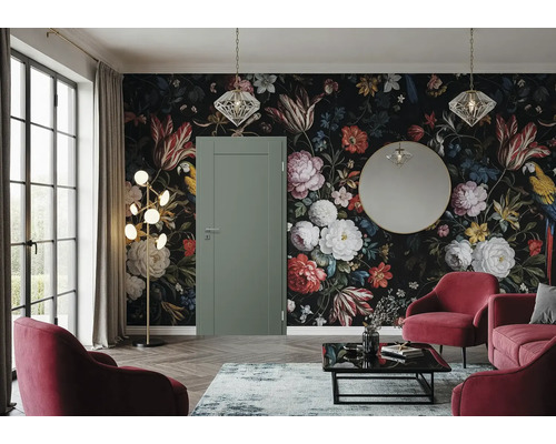 Eine grüne Zimmertür in einem Wohnzimmer mit floraler Tapete, runden Sesseln, einer modernen Stehlampe und einem runden Spiegel.