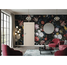 Helle Innentür in einem elegant eingerichteten Wohnzimmer mit dunkler Blumenfototapete und modernen Möbeln.