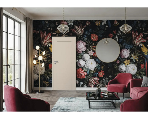 Helle Innentür in einem elegant eingerichteten Wohnzimmer mit dunkler Blumenfototapete und modernen Möbeln.
