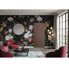 Moderne Innentür in Braun vor einer Wand mit Blumenmuster Tapete in einem elegant eingerichteten Wohnzimmer mit roten Sesseln.