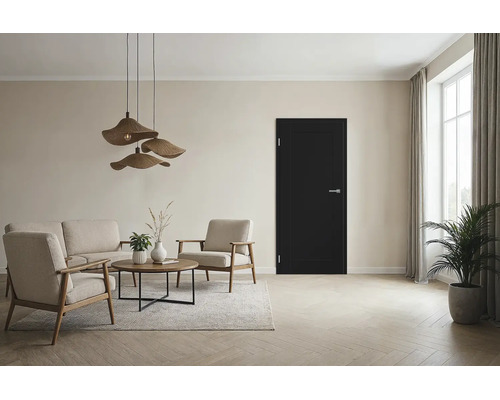 Moderne schwarze Innentür mit Kassettenoptik in einem hellen, skandinavisch eingerichteten Wohnzimmer mit Sitzgruppe und dekorativen Lampen.