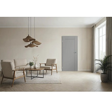 Moderne graue Innentür in einem hellen und stilvoll eingerichteten Wohnzimmer mit Sitzgruppe und dekorativen Hängelampen.