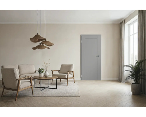 Moderne graue Innentür in einem hellen und stilvoll eingerichteten Wohnzimmer mit Sitzgruppe und dekorativen Hängelampen.