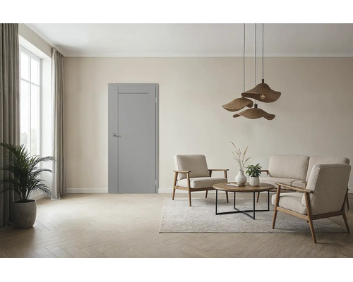 Eine elegante graue Innentür in einem modern eingerichteten Wohnzimmer mit hellen Möbeln, Holzparkett und drei hängenden Deckenleuchten.