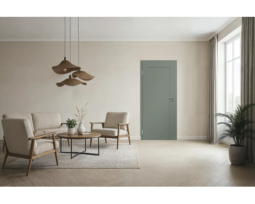 Wohnzimmer mit moderner Innentür in Salbeigrün, dazu passende Sitzgruppe mit Holzsesseln und Pendelleuchten in einem hellen, einladenden Raum.
