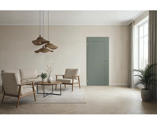 Moderne Zimmertür in Salbeigrün in einem hellen, wohnlich eingerichteten Wohnzimmer mit Lounge Bereich und Parkettboden.