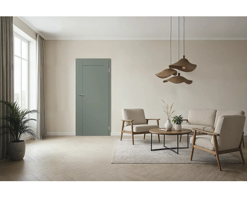 Eine grüne Innentür in einem modern eingerichteten Wohnzimmer mit Holzstühlen, einem Couchtisch und einer Pendelleuchte.