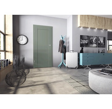 Moderne Innentür in einem Flur mit Kleiderständer, Kommode und Wohnaccessoires in einer stilvollen Wohnumgebung.