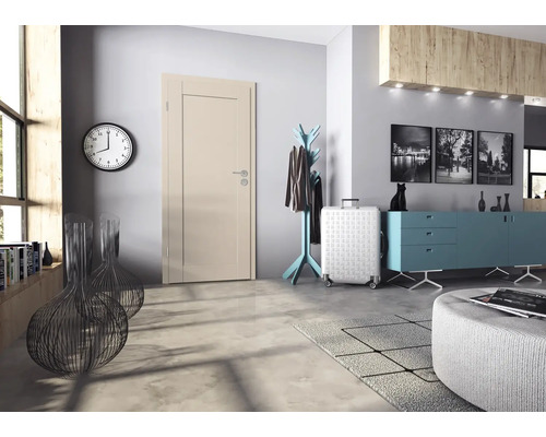 Moderne Innentür in einem Flur mit Garderobe, Sideboard und Dekoration in einer hellen Wohnumgebung.