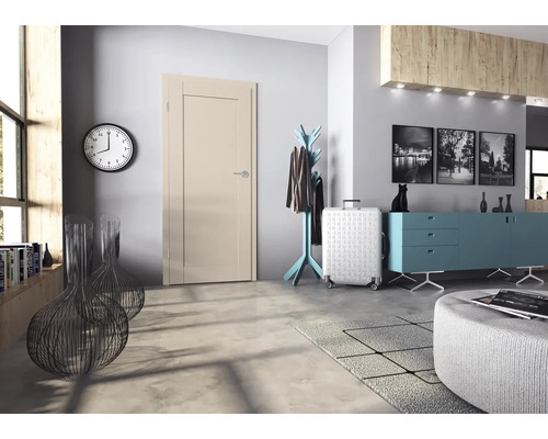 Moderne Innentür mit glatter Oberfläche und dezenter Füllungsoptik in einem stilvoll eingerichteten Wohnflur mit Garderobe.