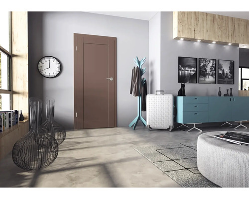 Moderne Innentür in einem Flur mit Wandgarderobe, Sideboard und Dekorationselementen in einem zeitgenössischen Wohnstil.