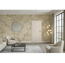 Wohnzimmer mit Blumentapete, Innentür, Sesseln, Couchtisch, rundem Wandspiegel und moderner Stehlampe in eleganter Einrichtung.