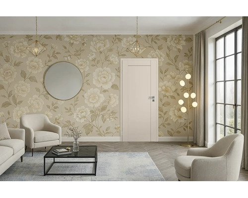 Wohnzimmer mit Blumentapete, Innentür, Sesseln, Couchtisch, rundem Wandspiegel und moderner Stehlampe in eleganter Einrichtung.