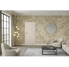 Ein elegantes Wohnzimmer mit floraler Mustertapete und einer schlichten Innentür, kombiniert mit gemütlichen Sesseln und modernen Leuchten.