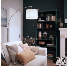 Moderne Bogenlampe mit Stoffschirm und Metallgestell in einem gemütlich eingerichteten Wohnzimmer mit Bücherregal und Kamin. (Image AI modified or generated)