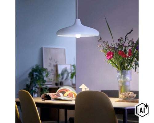 Moderne Pendelleuchte über einem Esstisch in einem hellen, wohnlichen Esszimmer mit Blumenstrauß und Dekoration. (Image AI modified or generated)