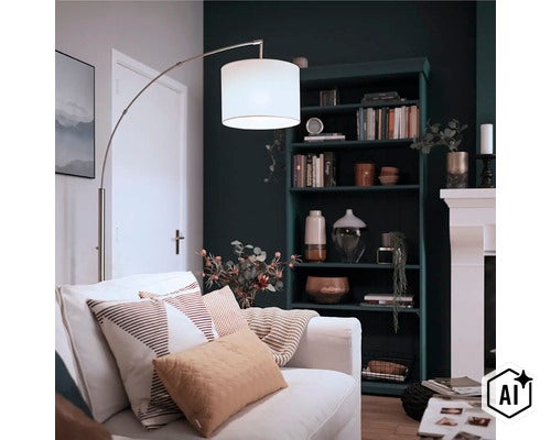 Moderne Bogenlampe mit Stoffschirm neben einem Sofa in einem gemütlichen Wohnzimmer mit dunklem Regal und Kamin. (Image AI modified or generated)