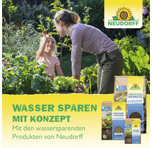 Mutter und Kind im Gemüsegarten mit Neudorff Produkten für wassersparende Gartenpflege.