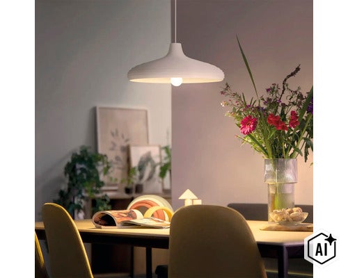 Moderne Pendelleuchte über einem Esszimmertisch mit Blumenstrauß und Dekoration im Hintergrund in einem hellen Wohnraum. (Image AI modified or generated)