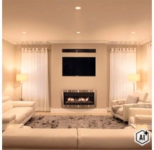 Wohnzimmer mit Kamin Wandmontage Fernseher und heller Sitzgruppe in modernem Ambiente (Image AI modified or generated)