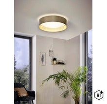 Moderne runde LED Deckenleuchte im Wohnzimmer montiert, sorgt für warmweißes Licht und eine gemütliche Atmosphäre. (Image AI modified or generated)