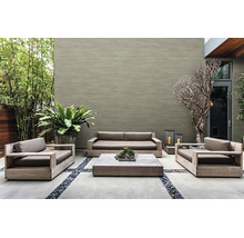 Moderne Lounge Sitzgruppe aus Holz auf einer Terrasse vor einer Ziegelsteinwand mit Pflanzkübel und Loungetisch
