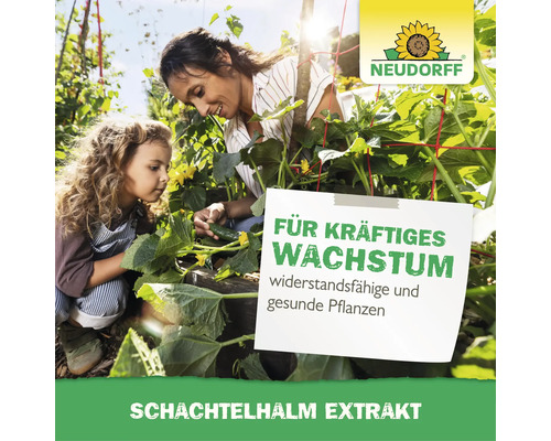 Mutter und Kind im Garten bei der Gurkenpflege mit Neudorff Logo und Werbebotschaft fuer Schachtelhalm Extrakt.