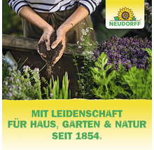 Person bei der Gartenarbeit in einem Hochbeet mit Kräutern und Neudorff Logo sowie Slogan zur Unternehmensgeschichte seit 1854.