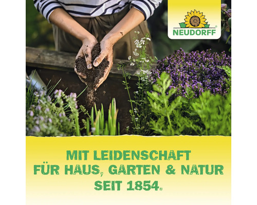 Person bei der Gartenarbeit in einem Hochbeet mit Kräutern und Neudorff Logo sowie Slogan zur Unternehmensgeschichte seit 1854.