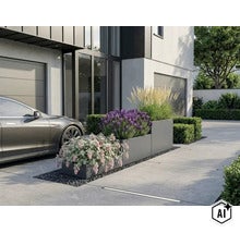 Moderne rechteckige Pflanzgefäße aus Metall vor einer Hausfassade mit Auto und Gartenbepflanzung. (Image AI modified or generated)