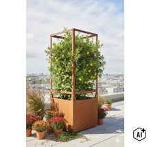 Zitronenbaum in einem quadratischen Pflanzkübel aus Cortenstahl mit Rankgitter auf einer Dachterrasse vor einer Stadtkulisse. (Image AI modified or generated)