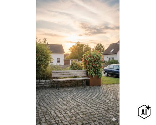 Eine Gartenbank aus Holz vor einer Steinmauer neben einem hohen Pflanzgefäß mit Rankgitter und blühenden Pflanzen auf einem gepflasterten Hof. (Image AI modified or generated)