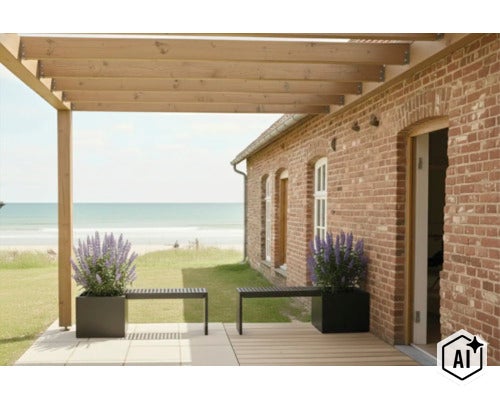 Überdachte Terrasse mit Holzkonstruktion vor einem Backsteinhaus mit Blick auf das Meer und zwei Pflanzkübeln mit lila Blumen und Sitzbänken. (Image AI modified or generated)