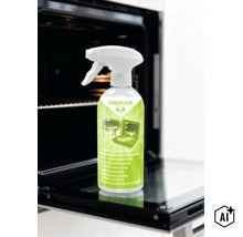 Rakkuun Backofen- und Grillreiniger in einer Sprühflasche vor einem geöffneten Backofen. (Image AI modified or generated)
