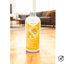 Rakkuun Parkettreiniger in einer Flasche auf einem Parkettboden vor einem unscharfen Wohnzimmerhintergrund. (Image AI modified or generated)