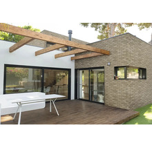 Moderne Terrasse mit Holzdeck und Pergola vor einem Wohnhaus aus Mauerwerk und weißen Wänden mit großen Schiebetüren.