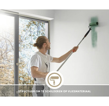 Ein Maler streicht eine Wand mit einer Farbrolle und Teleskopstange, ideal für Vliestapeten und Struktur zum Überstreichen.