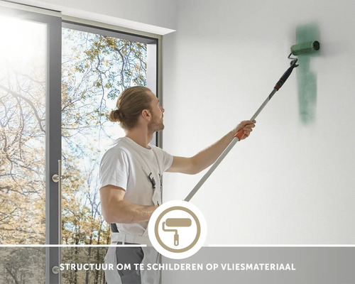 Ein Maler streicht eine Wand mit einer Farbrolle und Teleskopstange, ideal für Vliestapeten und Struktur zum Überstreichen.