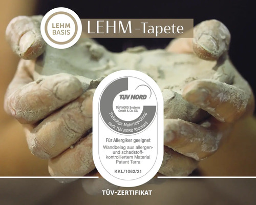 Hände halten Lehmmasse zur Information über Lehm-Tapete mit TÜV NORD Zertifikat für Allergiker und schadstoffgeprüftes Material.